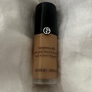 !SOLD!Giorgio Armani Mini Luminous Silk Foundation - Shade 6.5